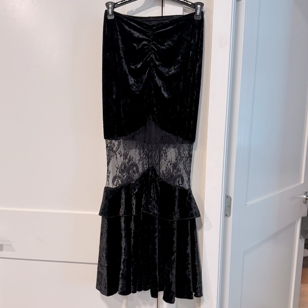 NWOT Elegant Black Velvet Skirt with Lace and Rouched Detailing, Size Small